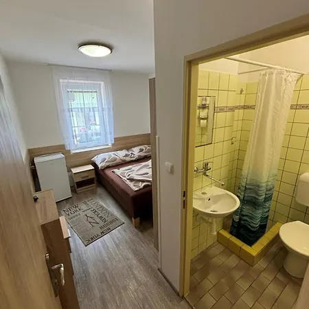 A Autokemp Wolf Guest house Ceska Skalice
